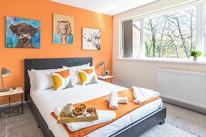 Spacious 4-bed, Free Parking, Short or Long Stays