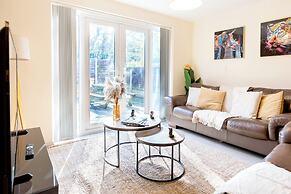 Spacious 4-bed, Free Parking, Short or Long Stays