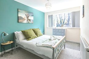 Spacious 4-bed, Free Parking, Short or Long Stays