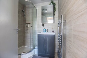 Spacious 4-bed, Free Parking, Short or Long Stays