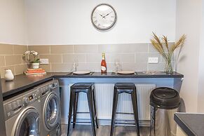 Spacious 4-bed, Free Parking, Short or Long Stays