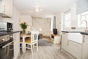 2 Bed Cottage - Sleeps 4 - Pets - Patio - Parking