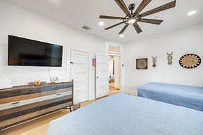 Near Zoo & Riverwalk: Spacious Home w/ Heated Pool