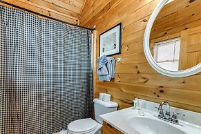 4 Mi to Dtwn Gatlinburg: Hot Tub Haven in Smokies!