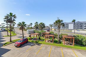 Stroll to Shore: Gem w/ Pool Access in Galveston
