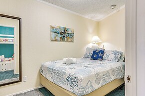 Stroll to Shore: Gem w/ Pool Access in Galveston