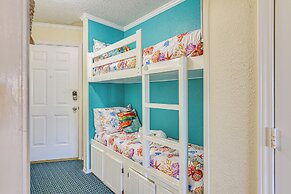 Stroll to Shore: Gem w/ Pool Access in Galveston