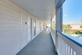 Stroll to Shore: Gem w/ Pool Access in Galveston