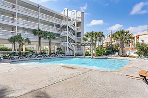 Stroll to Shore: Gem w/ Pool Access in Galveston