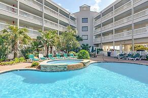 Stroll to Shore: Gem w/ Pool Access in Galveston