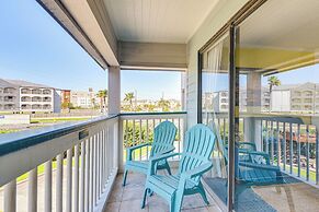 Stroll to Shore: Gem w/ Pool Access in Galveston