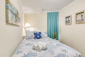 Stroll to Shore: Gem w/ Pool Access in Galveston