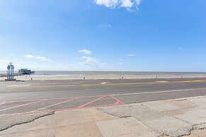 Stroll to Shore: Gem w/ Pool Access in Galveston