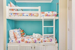 Stroll to Shore: Gem w/ Pool Access in Galveston