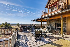 Mountain-view Cabin Near Trails in Powell Butte!