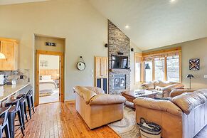Mountain-view Cabin Near Trails in Powell Butte!