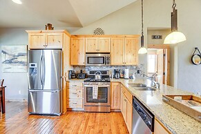 Mountain-view Cabin Near Trails in Powell Butte!