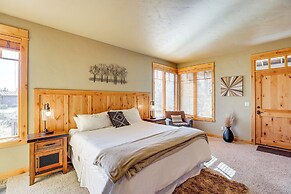 Mountain-view Cabin Near Trails in Powell Butte!