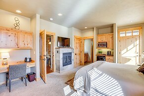 Mountain-view Cabin Near Trails in Powell Butte!