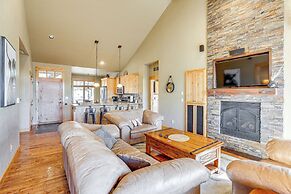 Mountain-view Cabin Near Trails in Powell Butte!
