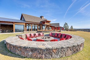 Mountain-view Cabin Near Trails in Powell Butte!