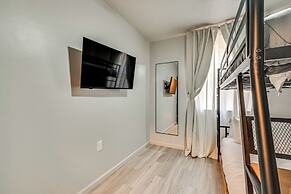Townhome 1 Mi to Colt Park & Industrial District!