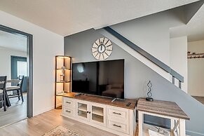 Townhome 1 Mi to Colt Park & Industrial District!