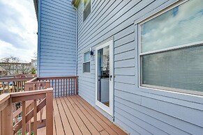 Townhome 1 Mi to Colt Park & Industrial District!