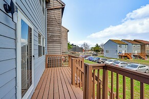 Townhome 1 Mi to Colt Park & Industrial District!