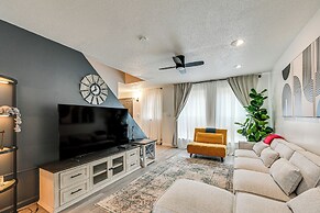 Townhome 1 Mi to Colt Park & Industrial District!