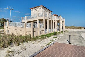 Walk to Gulf Coast: Biloxi Condo w/ Pool Access