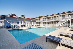 Walk to Gulf Coast: Biloxi Condo w/ Pool Access