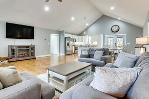 Modern Retreat w/ Mtn Views in Maggie Valley!