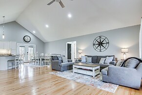 Modern Retreat w/ Mtn Views in Maggie Valley!