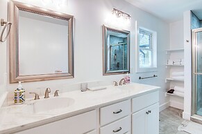 Modern Retreat w/ Mtn Views in Maggie Valley!