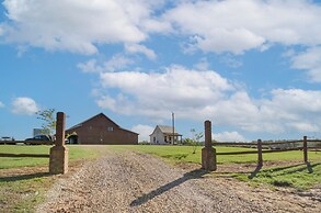 4-acre Plot: Farmhouse-chic Retreat in Forest!