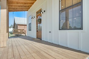 4-acre Plot: Farmhouse-chic Retreat in Forest!