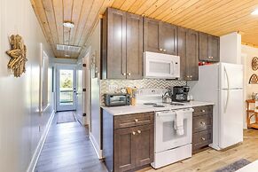 8 Mi to Ozark Folk Center: Home w/ Hot Tub & Deck