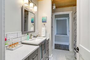 8 Mi to Ozark Folk Center: Home w/ Hot Tub & Deck