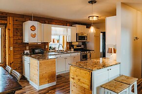 Lakefront Getaway w/ Dock in Akron