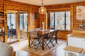 Lakefront Getaway w/ Dock in Akron