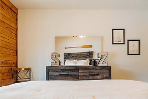 Lakefront Getaway w/ Dock in Akron