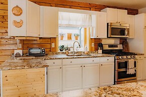 Lakefront Getaway w/ Dock in Akron