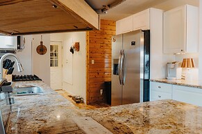 Lakefront Getaway w/ Dock in Akron