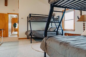 Lakefront Getaway w/ Dock in Akron