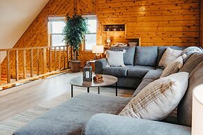 Lakefront Getaway w/ Dock in Akron