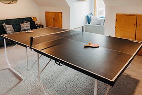 Lakefront Getaway w/ Dock in Akron