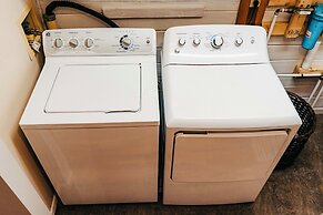 Lakefront Getaway w/ Dock in Akron