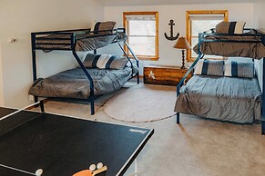 Lakefront Getaway w/ Dock in Akron