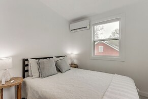 Walk to Shops & Eats: Dtwn Columbus Gem w/ Balcony